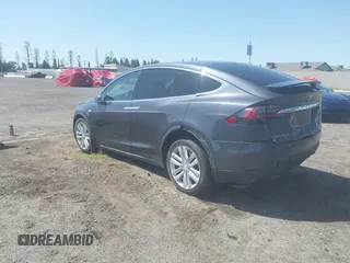 2016 Tesla Model X 70D z VIN 5YJXCAE27GF002541, wystawiony jako IAAI lot #41957228 z przebiegiem 77 199 mil mil oraz . Historia ofert i sprzedaży dostępna na DreamBid. Obrazek 3.