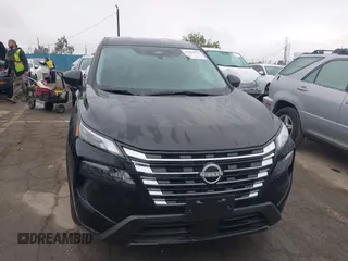 2025 Nissan Rogue S z VIN 5N1BT3ABXSC765294, wystawiony jako IAAI lot #41905928 z przebiegiem 600 mil mil oraz . Historia ofert i sprzedaży dostępna na DreamBid. Obrazek 13.