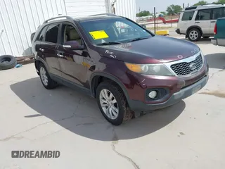 2011 Kia Sorento EX z VIN 5XYKU4A20BG042105, wystawiony jako IAAI lot #42029453 z przebiegiem 262 556 mil mil oraz . Historia ofert i sprzedaży dostępna na DreamBid. Obrazek 1.