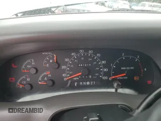 2001 Ford F-250 XL z VIN 1FTNX21F11EC28450, wystawiony jako Copart lot #51336465 z przebiegiem 341 915 mil mil oraz Czysty tytuł • Clean title. Historia ofert i sprzedaży dostępna na DreamBid. Obrazek 9.