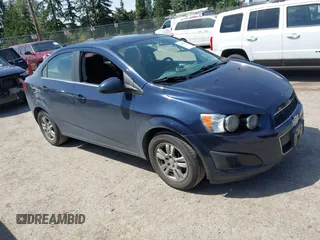 2015 Chevrolet Sonic LT z VIN 1G1JC5SB0F4128238, wystawiony jako IAAI lot #42357373 z przebiegiem 101 950 mil mil oraz . Historia ofert i sprzedaży dostępna na DreamBid. Obrazek 1.
