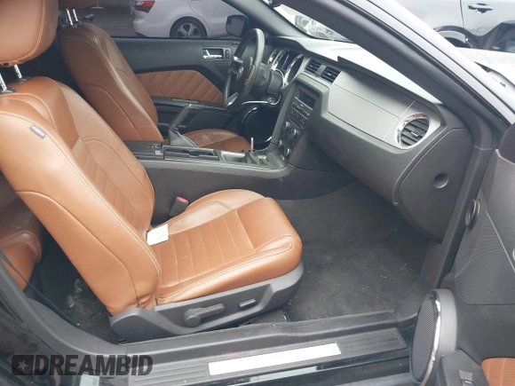 2012 Ford Mustang Premium z VIN 1ZVBP8AM1C5216285, wystawiony jako IAAI lot #41191304 z przebiegiem 190 290 mil mil oraz . Historia ofert i sprzedaży dostępna na DreamBid. Obrazek 5.