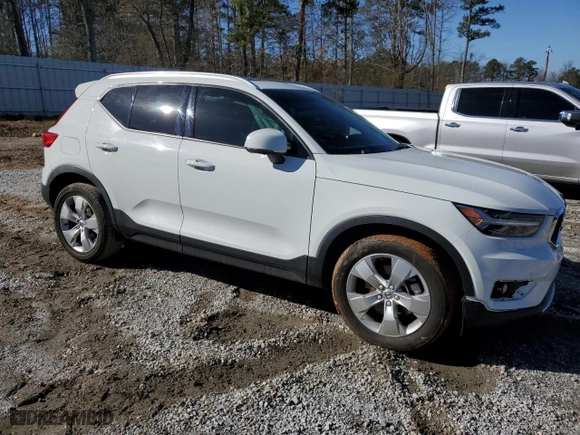 2020 Volvo XC40 Momentum with VIN YV4AC2HK7L2330883, listed as a Copart auction lot 67717264 with NaN miles and Salvage Title. Bid and sale history available at carsss.com. Image 4.
