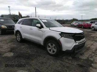 2021 Kia Sorento LX with VIN 5XYRG4LCXMG017520, listed as a IAAI auction lot 39440093 with 111,311 mi miles. Bid and sale history available at carsss.com. Image 1.