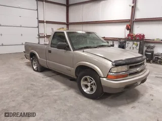 2000 Chevrolet S-10 LS with VIN 1GCCS1446YK192616, listed as a IAAI auction lot 41562966 with 289,447 mi miles. Bid and sale history available at carsss.com. Image 1.