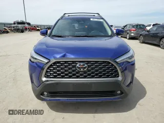 2024 Toyota Corolla Cross XLE z VIN 7MUDAAAG0RV115018, wystawiony jako Copart lot #49110885 z przebiegiem 2764 mil mil oraz Tytuł czysty. Historia ofert i sprzedaży dostępna na DreamBid. Obrazek 5.
