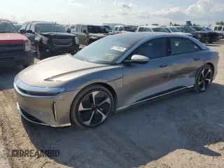 2023 Lucid Air Grand Touring z VIN 50EA1GBA4PA004875, wystawiony jako Copart lot #56100425 z przebiegiem 8176 mil mil oraz Szkody całkowita. Historia ofert i sprzedaży dostępna na DreamBid. Obrazek 1.