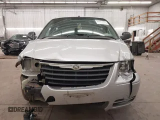 2007 Chrysler Town & Country LWB Touring with VIN 2A4GP54L87R151822, listed as a IAAI auction lot 41214165 with 207,349 mi miles. Bid and sale history available at carsss.com. Image 12.