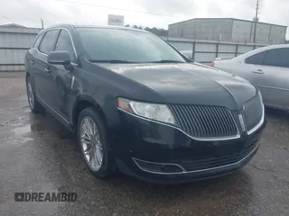 2016 Lincoln MKT EcoBoost z VIN 2LMHJ5AT3GBL01103, wystawiony jako IAAI lot #41563535 z przebiegiem 122 250 mil mil oraz . Historia ofert i sprzedaży dostępna na DreamBid. Obrazek 1.