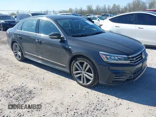 2017 Volkswagen Passat R-Line z VIN 1VWDT7A31HC050245, wystawiony jako IAAI lot #41981476 z przebiegiem 114 246 mil mil oraz . Historia ofert i sprzedaży dostępna na DreamBid. Obrazek 1.