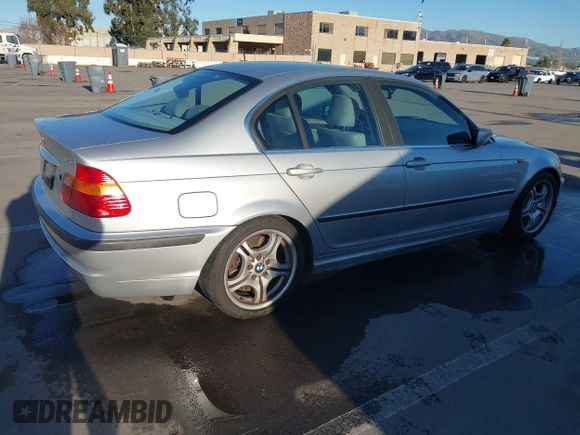 2003 BMW 3 Series 330i with VIN WBAEV53463KM29698, listed as a IAAI auction lot 41528947 with 204,400 mi miles. Bid and sale history available at carsss.com. Image 4.