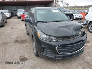 2020 Chevrolet Trax LS z VIN KL7CJKSB7LB314979, wystawiony jako IAAI lot #41899919 z przebiegiem 54 233 mil mil oraz . Historia ofert i sprzedaży dostępna na DreamBid. Obrazek 1.