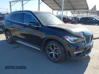 2019 BMW X1 sDrive28i z VIN WBXHU7C59K3H45957, wystawiony jako IAAI lot #42250754 z przebiegiem 52 586 mil mil oraz . Historia ofert i sprzedaży dostępna na DreamBid. Obrazek 1.