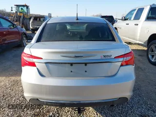 2011 Chrysler 200 Touring z VIN 1C3BC1FB5BN536158, wystawiony jako IAAI lot #41816455 z przebiegiem 111 069 mil mil oraz . Historia ofert i sprzedaży dostępna na DreamBid. Obrazek 16.