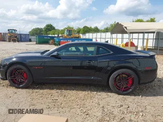 2010 Chevrolet Camaro 2SS z VIN 2G1FK1EJ0A9146975, wystawiony jako IAAI lot #42100335 z przebiegiem 127 763 mil mil oraz . Historia ofert i sprzedaży dostępna na DreamBid. Obrazek 14.