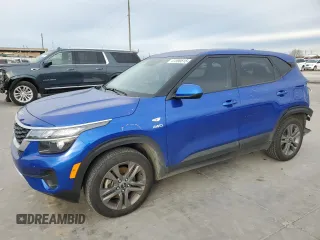 2023 Kia Seltos LX z VIN KNDEPCAA5P7368038, wystawiony jako Copart lot #41390515 z przebiegiem 44 954 mil mil oraz Szkody całkowita. Historia ofert i sprzedaży dostępna na DreamBid. Obrazek 1.