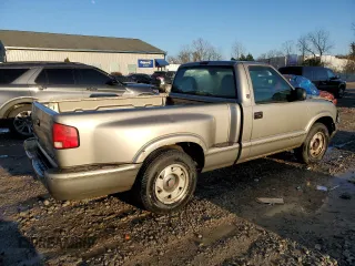 1999 GMC Sonoma with VIN 1GTCS1442X8530573, listed as a Copart auction lot 83484424 with 262,269 mi miles and Salvage Title. Bid and sale history available at carsss.com. Image 3.