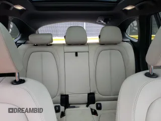 2021 BMW X1 xDrive28i z VIN WBXJG9C06M5T81056, wystawiony jako Copart lot #48388235 z przebiegiem 64 863 mil mil oraz Szkoda całkowita • Salvage title. Historia ofert i sprzedaży dostępna na DreamBid. Obrazek 10.