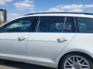 2015 Volkswagen Golf SportWagen TDI SE with VIN 3VWFA7AU5FM518948, listed as a IAAI auction lot 41708653 with 123,728 mi miles. Bid and sale history available at carsss.com. Image 14.