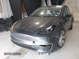 2024 Tesla Model Y Long Range z VIN 7SAYGDEEXRA226636, wystawiony jako IAAI lot #41622144 z przebiegiem 8 908 mil mil oraz . Historia ofert i sprzedaży dostępna na DreamBid. Obrazek 6.