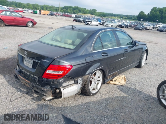 2012 Mercedes-Benz C 300 Sport z VIN WDDGF8BB1CA717117, wystawiony jako IAAI lot #42684049 z przebiegiem 184 128 mil mil oraz . Historia ofert i sprzedaży dostępna na DreamBid. Obrazek 4.