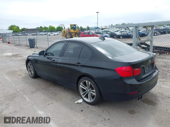 2013 BMW 3 Series 328i xDrive с VIN WBA3B5G51DNS00364, выставлен на аукционе IAAI как лот 42256459 с пробегом 110 970 миль миль и . История ставок и продаж доступна на DreamBid. Изображение 3.