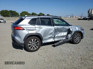 2024 Toyota Corolla Cross XLE z VIN 7MUDAABG9RV101729, wystawiony jako Copart lot #57681495 z przebiegiem 5 870 mil mil oraz Szkoda całkowita • Salvage title. Historia ofert i sprzedaży dostępna na DreamBid. Obrazek 3.