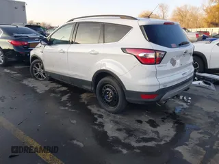 2018 Ford Escape SE z VIN 1FMCU9GD6JUC13023, wystawiony jako IAAI lot #41023197 z przebiegiem 105 489 mil mil oraz . Historia ofert i sprzedaży dostępna na DreamBid. Obrazek 3.