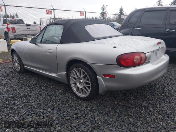 2002 Mazda MX-5 Miata Cloth z VIN JM1NB353620221304, wystawiony jako IAAI lot #41178747 z przebiegiem 98 958 mil mil oraz . Historia ofert i sprzedaży dostępna na DreamBid. Obrazek 3.