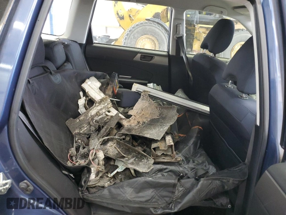 2011 Subaru Forester X z VIN JF2SHABC0BH717387, wystawiony jako Copart lot #56250145 z przebiegiem Nie podano mil oraz Szkoda całkowita • Salvage title. Historia ofert i sprzedaży dostępna na DreamBid. Obrazek 10.