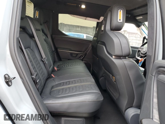 2022 Rivian R1T Launch Edition z VIN 7FCTGAALXNN004228, wystawiony jako Copart lot #43226985 z przebiegiem 4 mil mil oraz Szkody całkowita. Historia ofert i sprzedaży dostępna na DreamBid. Obrazek 10.