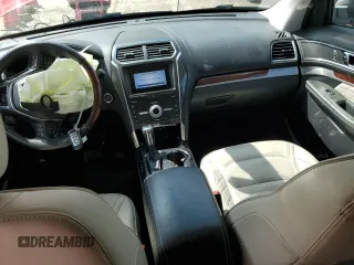 2019 Ford Explorer Platinum с VIN 1FM5K8HT1KGA40736, выставлен на аукционе Copart как лот 54357915 с пробегом 67 164 миль миль и Списание • Salvage title. История ставок и продаж доступна на DreamBid. Изображение 8.