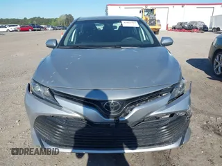 2019 Toyota Camry LE z VIN 4T1B11HK7KU756675, wystawiony jako IAAI lot #42063923 z przebiegiem 132 312 mil mil oraz . Historia ofert i sprzedaży dostępna na DreamBid. Obrazek 12.