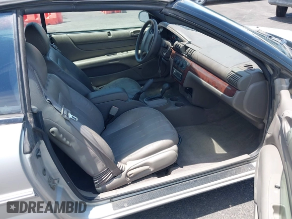 2001 Chrysler Sebring z VIN 1C3EL45UX1N624672, wystawiony jako IAAI lot #42423100 z przebiegiem 49 826 mil mil oraz . Historia ofert i sprzedaży dostępna na DreamBid. Obrazek 5.
