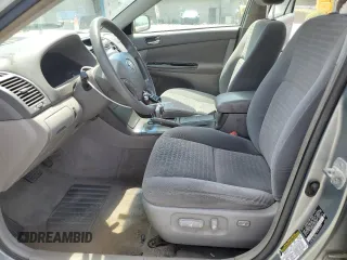2005 Toyota Camry STD z VIN 4T1BE32K25U594905, wystawiony jako Copart lot #55049485 z przebiegiem 248 289 mil mil oraz Czysty tytuł • Clean title. Historia ofert i sprzedaży dostępna na DreamBid. Obrazek 7.
