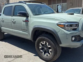 2023 Toyota Tacoma SR5 z VIN 3TMAZ5CN3PM210839, wystawiony jako Copart lot #56557005 z przebiegiem 17 767 mil mil oraz Tytuł czysty. Historia ofert i sprzedaży dostępna na DreamBid. Obrazek 1.