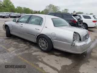 2008 Lincoln Town Car Limited z VIN 2LNHM82V98X652123, wystawiony jako IAAI lot #42065134 z przebiegiem 93 889 mil mil oraz . Historia ofert i sprzedaży dostępna na DreamBid. Obrazek 3.