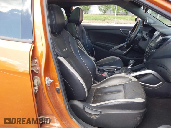 2013 Hyundai Veloster Turbo z VIN KMHTC6AE1DU101236, wystawiony jako IAAI lot #42230984 z przebiegiem 131 854 mil mil oraz . Historia ofert i sprzedaży dostępna na DreamBid. Obrazek 5.