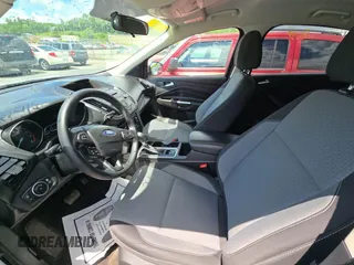 2017 Ford Escape SE z VIN 1FMCU0GD9HUD67764, wystawiony jako IAAI lot #42566602 z przebiegiem 111 244 mil mil oraz . Historia ofert i sprzedaży dostępna na DreamBid. Obrazek 2.