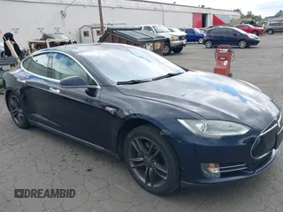 2013 Tesla Model S с VIN 5YJSA1CN1DFP05559, выставлен на аукционе IAAI как лот 42249943 с пробегом 134 399 миль миль и . История ставок и продаж доступна на DreamBid. Изображение 6.