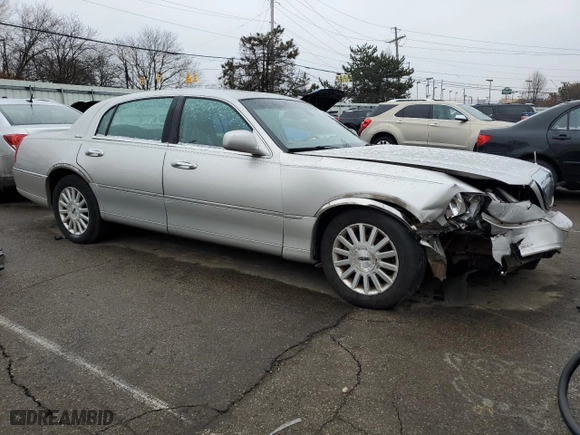 2003 Lincoln Town Car Signature with VIN 1LNHM82W63Y634731, listed as a Copart auction lot 44557045 with 145,541 mi miles and Salvage Title. Bid and sale history available at carsss.com. Image 4.