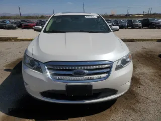 2010 Ford Taurus SHO z VIN 1FAHP2KT6AG105528, wystawiony jako Copart lot #61943515 z przebiegiem 110 544 mil mil oraz Czysty tytuł • Clean title. Historia ofert i sprzedaży dostępna na DreamBid. Obrazek 5.