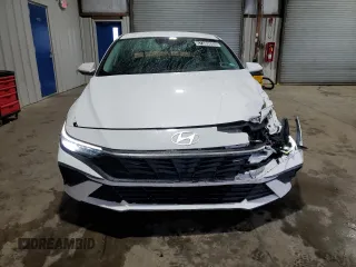 2024 Hyundai Elantra SEL z VIN KMHLM4DG2RU647923, wystawiony jako Copart lot #57389885 z przebiegiem 27 429 mil mil oraz Czysty tytuł • Clean title. Historia ofert i sprzedaży dostępna na DreamBid. Obrazek 5.