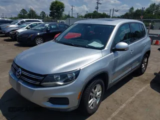 2013 Volkswagen Tiguan SE z VIN WVGAV3AX4DW579821, wystawiony jako IAAI lot #42495336 z przebiegiem 139 595 mil mil oraz . Historia ofert i sprzedaży dostępna na DreamBid. Obrazek 2.