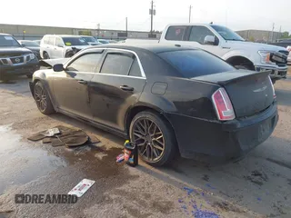 2013 Chrysler 300 S z VIN 2C3CCABT8DH709962, wystawiony jako IAAI lot #42070142 z przebiegiem 156 690 mil mil oraz . Historia ofert i sprzedaży dostępna na DreamBid. Obrazek 3.