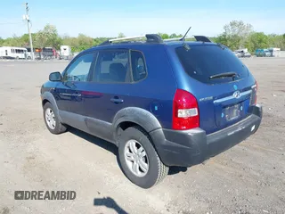 2008 Hyundai Tucson SE with VIN KM8JN12D48U860172, listed as a IAAI auction lot 42152650 with 220,573 mi miles. Bid and sale history available at carsss.com. Image 3.
