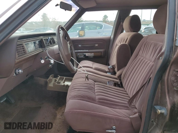 1989 Ford Crown Victoria z VIN 2FABP74F3KX157785, wystawiony jako Copart lot #84102954 z przebiegiem 68 996 mil mil oraz Czysty tytuł • Clean title. Historia ofert i sprzedaży dostępna na DreamBid. Obrazek 7.