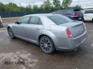 2014 Chrysler 300 S z VIN 2C3CCAGG1EH161994, wystawiony jako IAAI lot #42311014 z przebiegiem 168 002 mil mil oraz . Historia ofert i sprzedaży dostępna na DreamBid. Obrazek 3.
