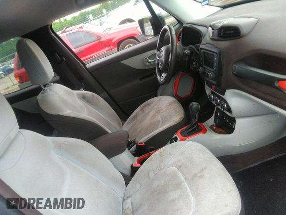 2015 Jeep Renegade Latitude z VIN ZACCJBBT0FPB69794, wystawiony jako IAAI lot #42286591 z przebiegiem 149 754 mil mil oraz . Historia ofert i sprzedaży dostępna na DreamBid. Obrazek 5.