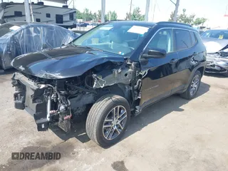 2020 Jeep Compass Latitude z VIN 3C4NJCBB0LT258657, wystawiony jako IAAI lot #42599084 z przebiegiem 29 997 mil mil oraz . Historia ofert i sprzedaży dostępna na DreamBid. Obrazek 18.
